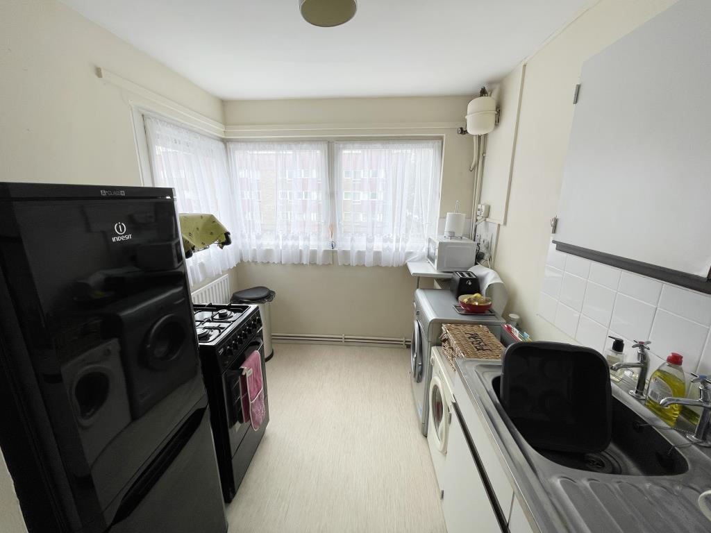 Lot: 124 - FLAT FOR INVESTMENT OR OCCUPATION - Inside image of kitchen from lobby area